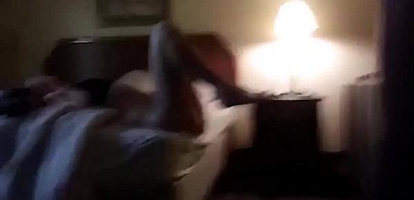  Petite amie française gémissant "fuck me hard" et filmé secrètement dans un hôtel